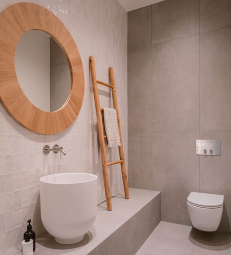 Iinbani Origin washbasin in matte white in pleasant bathroom with a neutral color palette