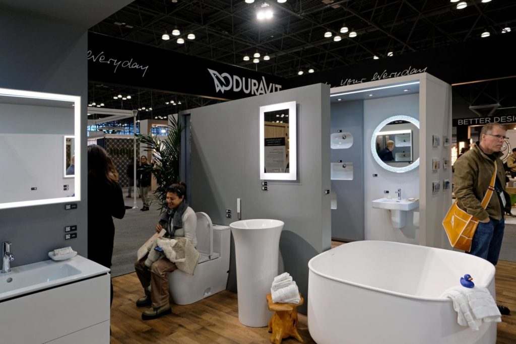 BDNY Duravit booth with Zencha tub and washbasin, various mirrors and accessories