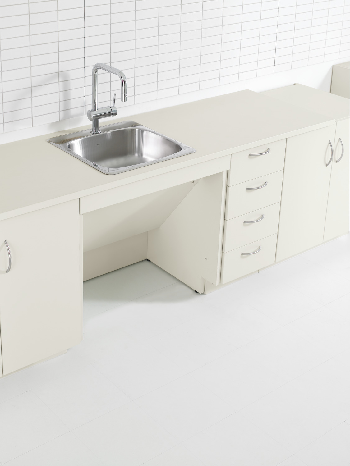 low-modular-cabinets-sink-cabinet-for-people-with-reduced-mobility-no-door