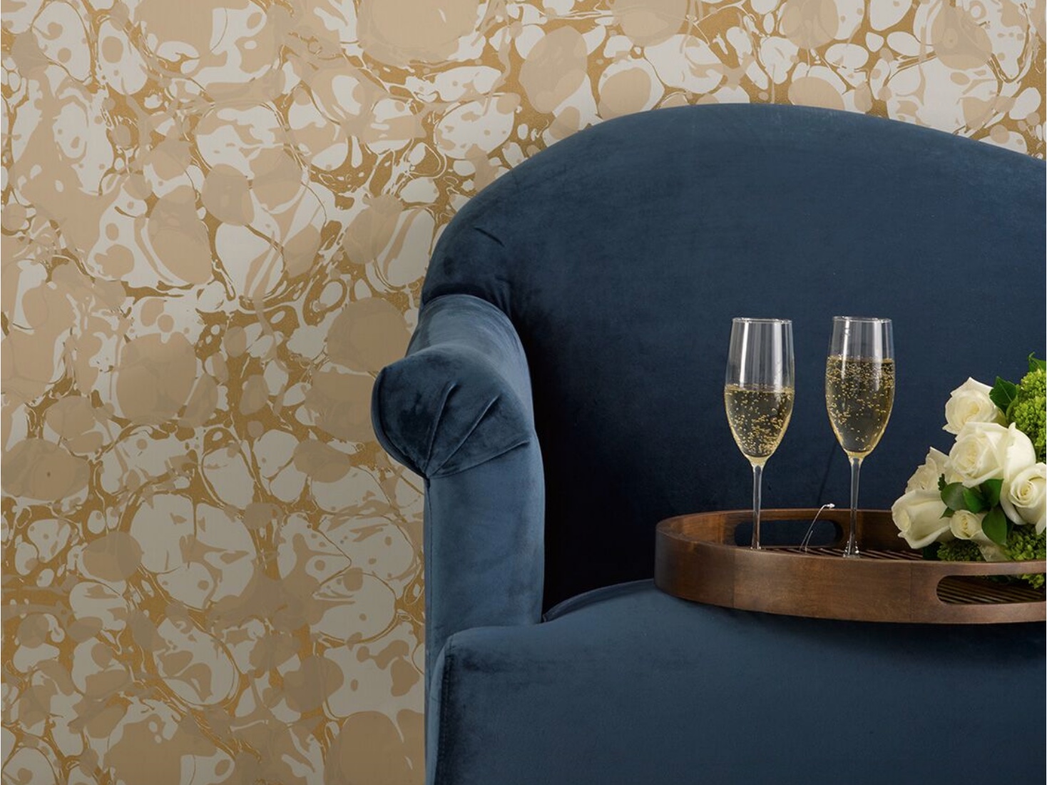 Innovation Immersion wallcovering gold with blue chair