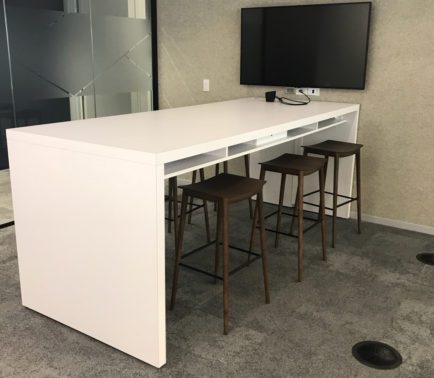 Hi5 Union 2.0 Table in office white finish