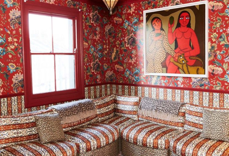 House of Hackeny's Majorelle Wallpaper Henna in room with modlar sofa and Picasso painting
