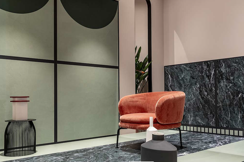 minimalist living room with one pink velvet chair and green faux marble ceramic cladding on walls