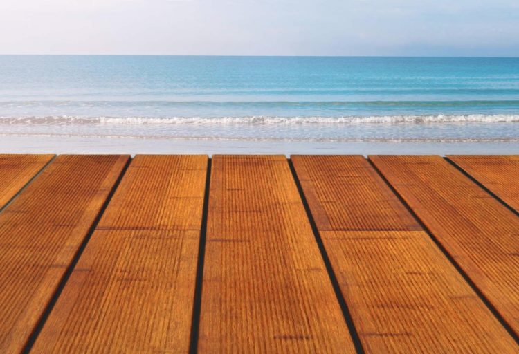 Déco Panorama Outdoor Decking rust color on beach with ocean view
