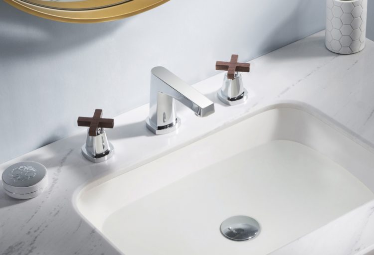 Isenberg Serie 240 sink faucet metal with wood handles deck mounted view from above