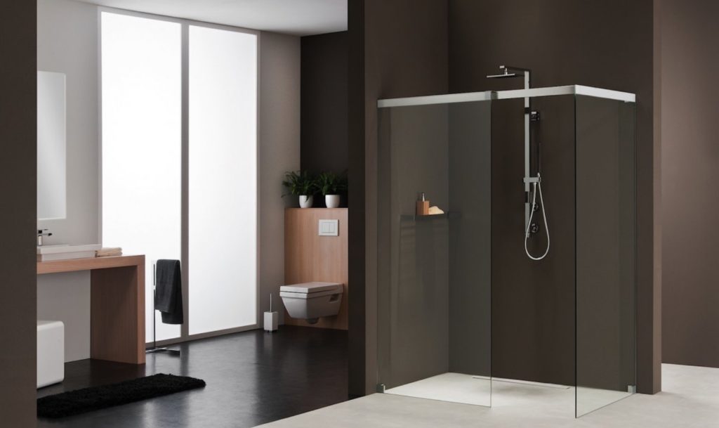 Duka's Libero 5000 clear glass against brown wall in open bathroom
