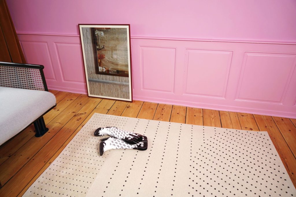 Fritz Hansen rugs Dots in room with wood floor and pink wall