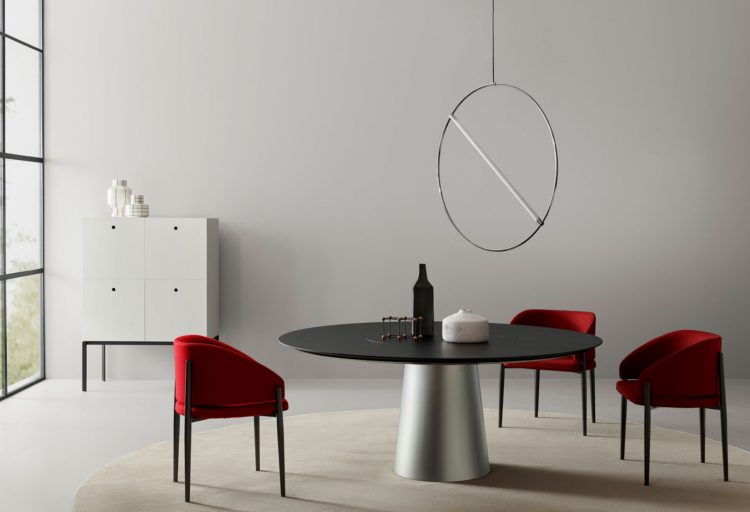 Porro's Materic Table with two red chairs