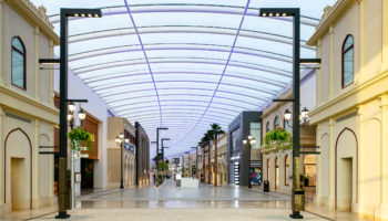 The Bellevue Luminaire Gives Avenues-Bahrain an Atmospheric Outdoor Feel