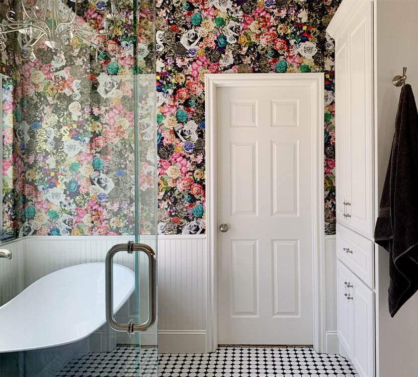 Ever Atelier artisan wallpaper Rose Mary in bathroom