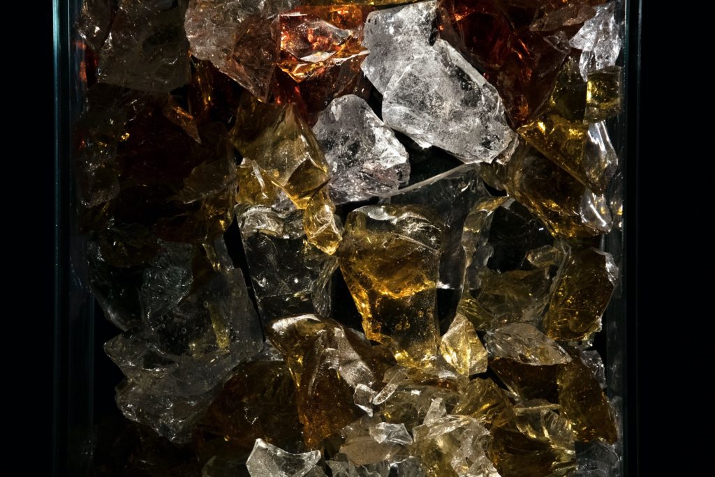 Lumina Naturae Dolomia detail different colors of blown glass fragments ranging from transparent to dark amber