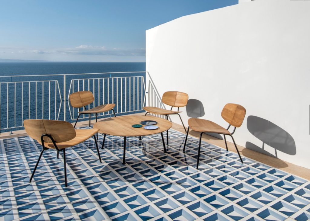 Blu Ponti veranda with white wall and modern dining set