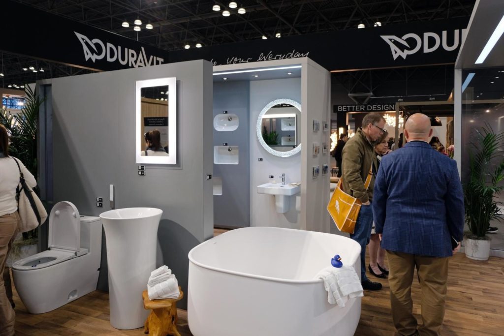 BDNY Duravit booth with Zencha tub and washbasin, various mirrors and accessories