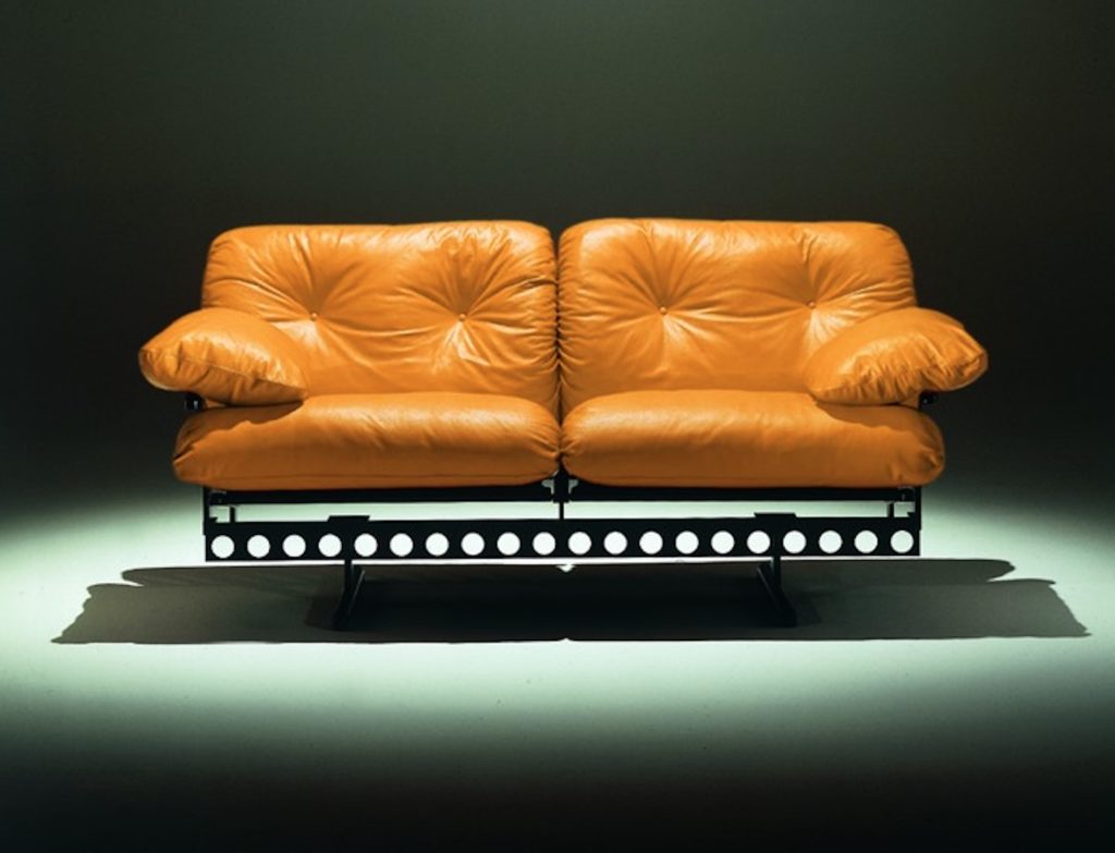 Oeuverture sofa front view beige/orange cushion