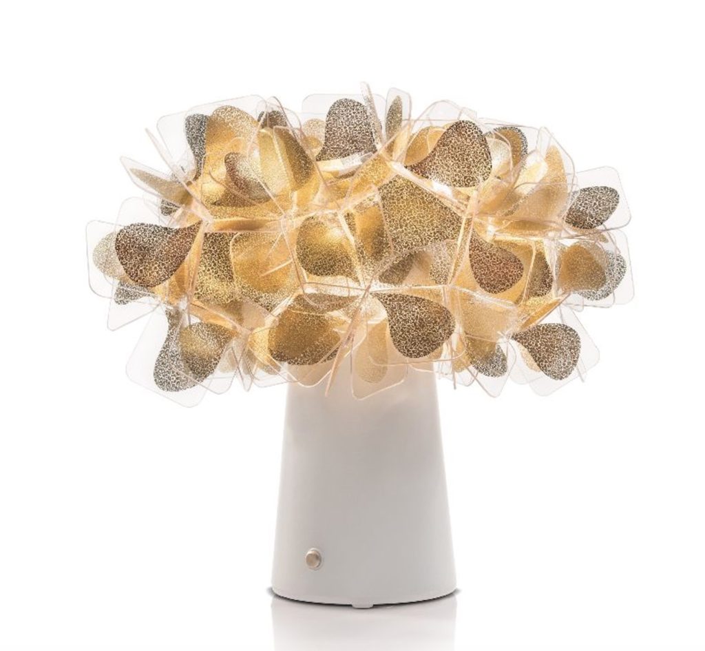Clizia table lamp with white base that looks like a vase