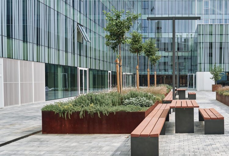 Bancal bench in office park with raised planters