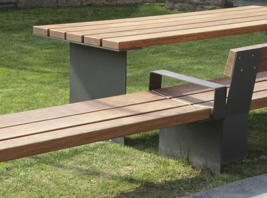 Bancal detail of expansive seating elements with partial view of table