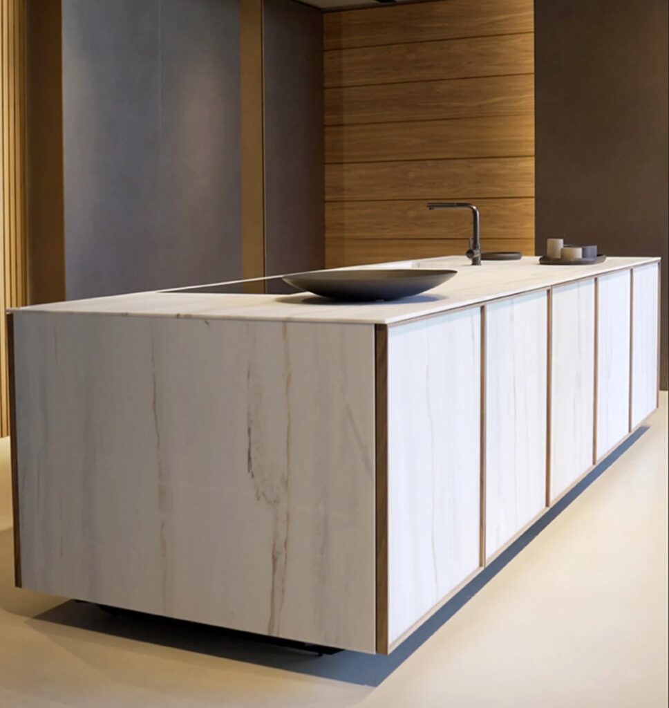 kitchen island with sides and top in white marble with gold veins