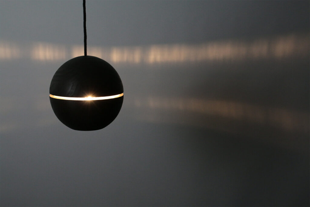 Saturn Lamp in black