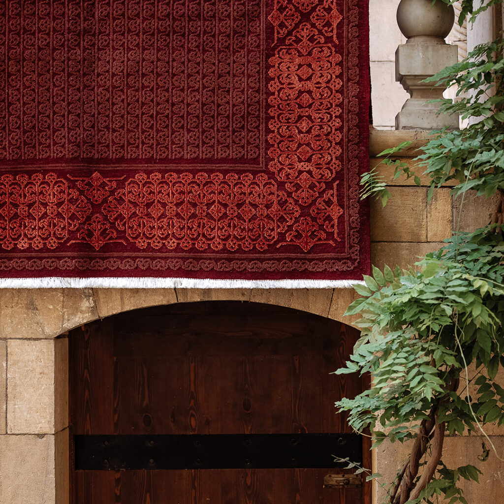 Kiliim Arabesque rug in shades of red