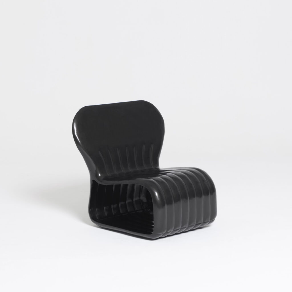 Dom chair all black in bent steel sheet