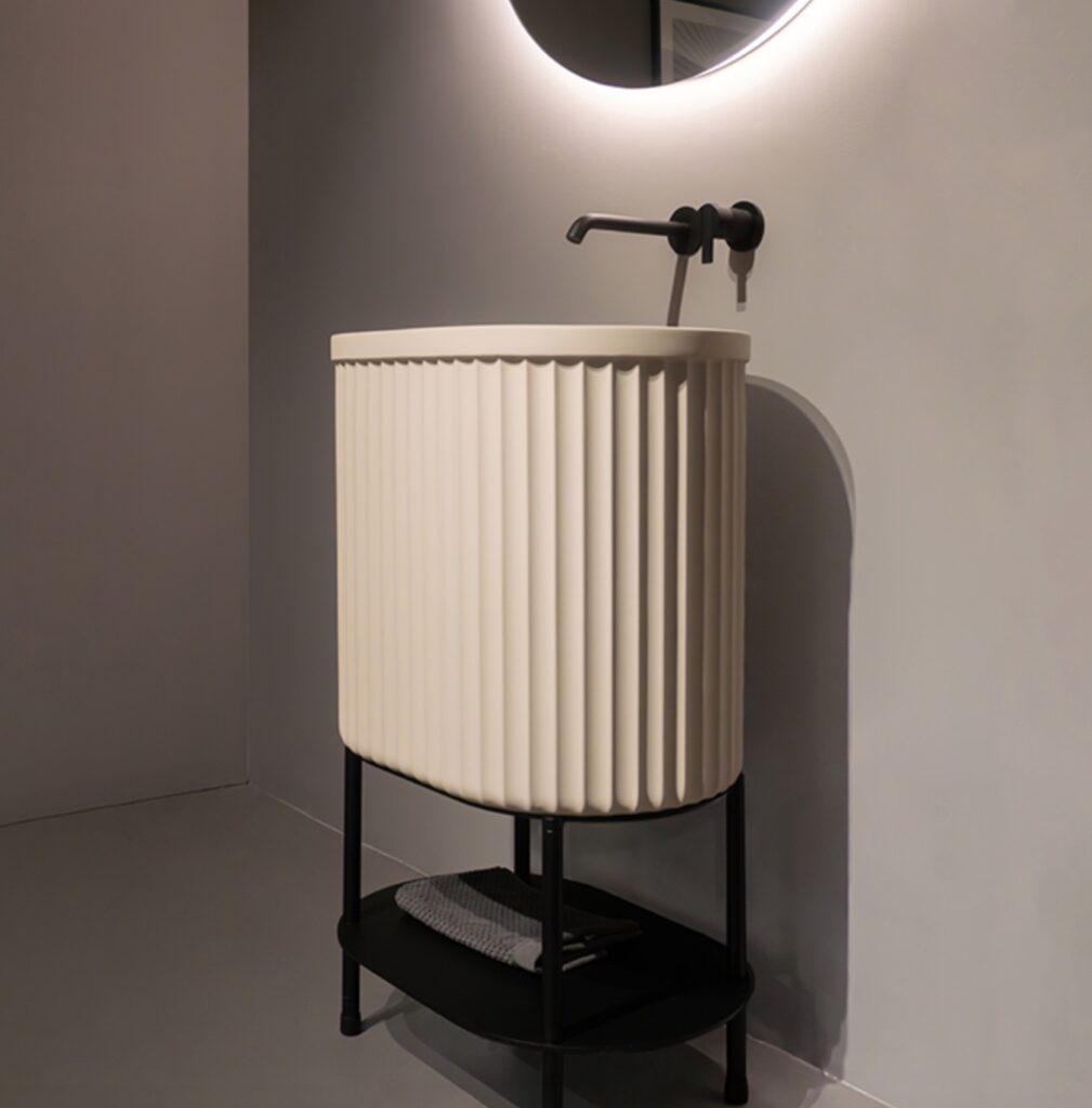 Washbasin in white with fluted column detail