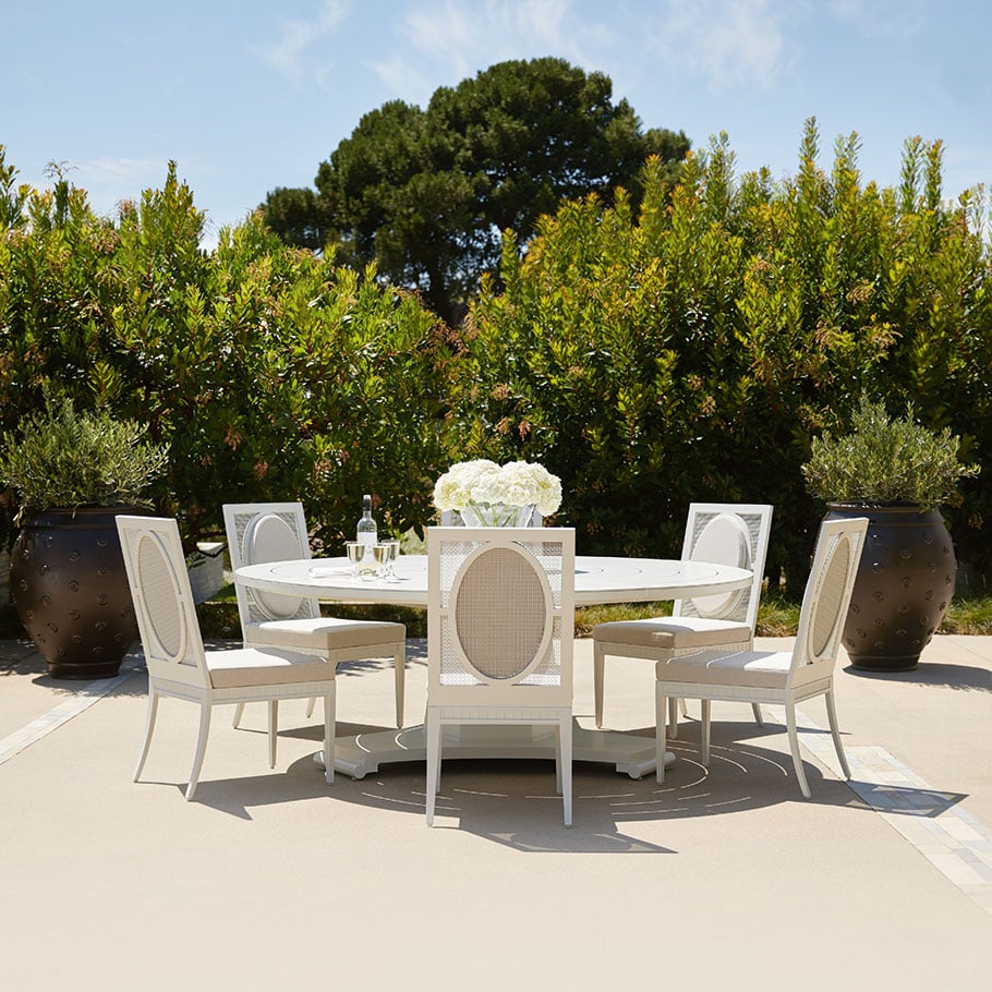 Savannah circular table with chairs in white