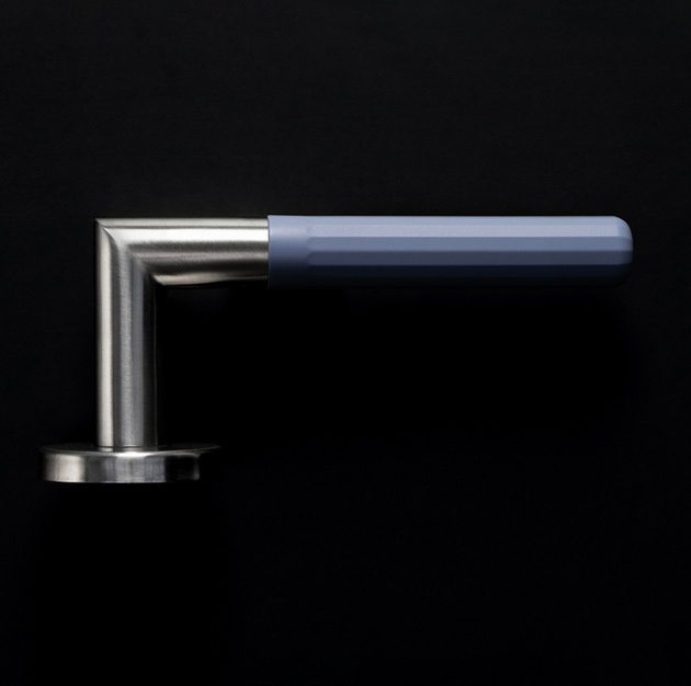 A textured TOCCO handle in a light blue. 