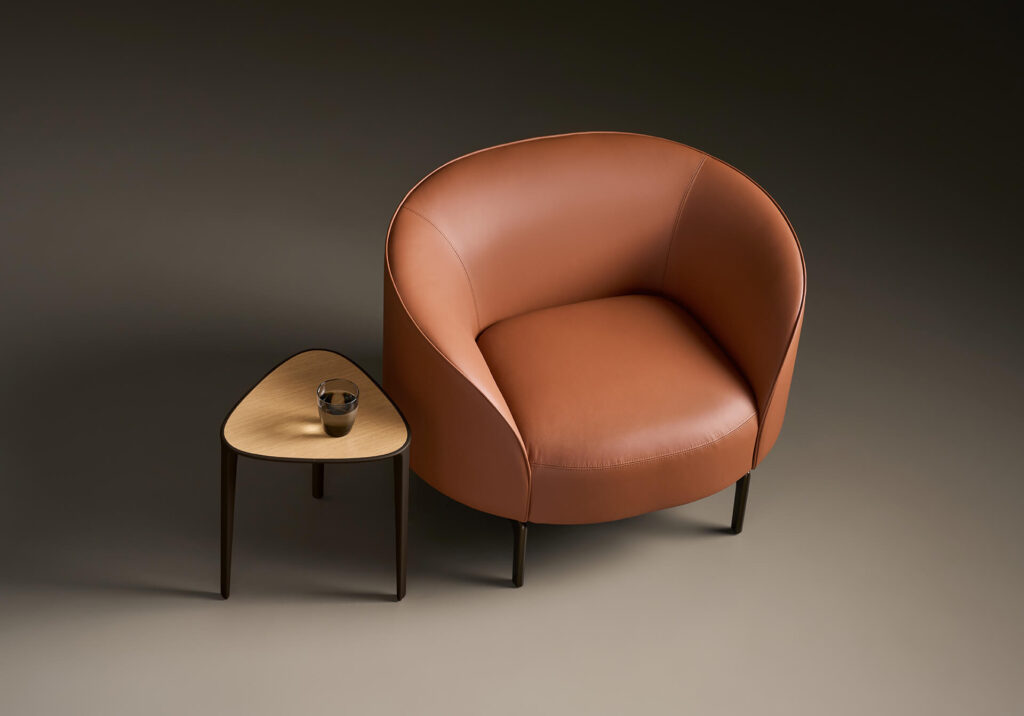 Arcular single-seater in rust leather upholstery