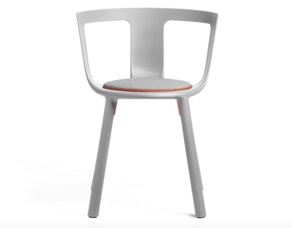 Fla chair front view in white/gray cushion