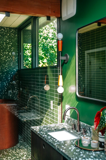 A bathroom with Evergreen tile