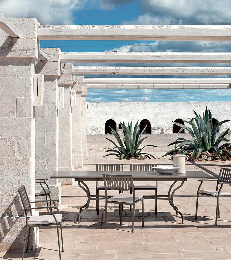 Casa Italia furniture: Ethimo Elisir dining on sunny patio