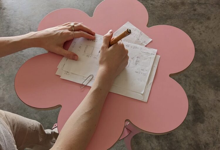 Perch desk with flower top in pink