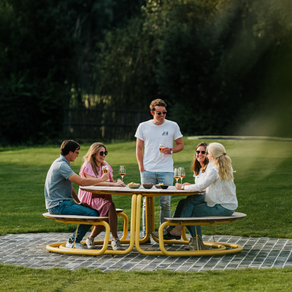 Wünder circular table with friends having wine